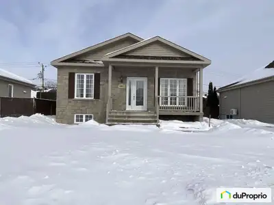 Situé à Mercier, sur la Rive-Sud de Montréal, ce bungalow construit en 2007 offre une superficie hab...