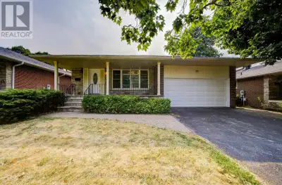 Welcome to this charming and unique backsplit detached home located in a quiet and family-friendly n...
