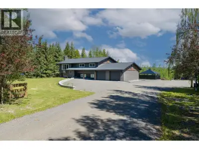 Dreaming of the perfect country lifestyle, with the comfort of being close to downtown? This beautif...