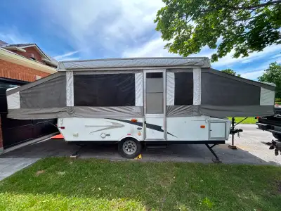 2005 Palomino Yearling sleeps 8 comfortably, very spacious and very clean! Great condition for the y...