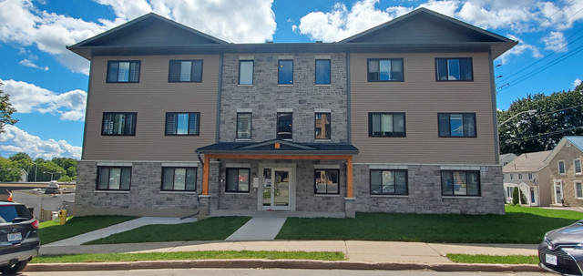 NEWLY RENOVATED 2 & 3 BEDROOM APARTMENT AVAILABLE ! in Long Term Rentals in Brockville - Image 2