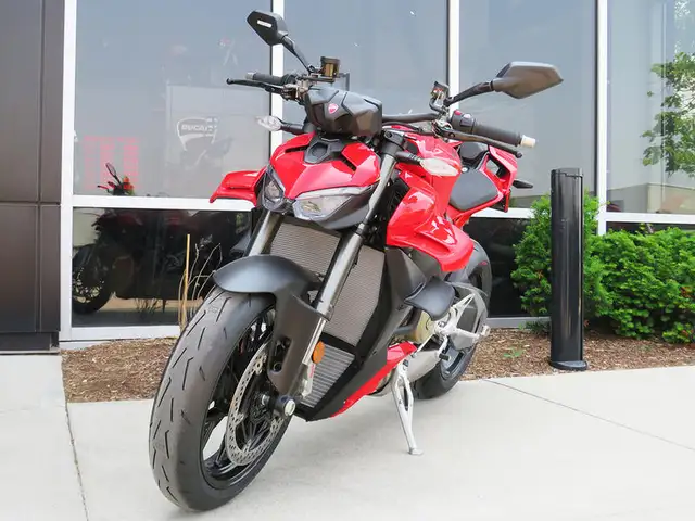 2025 Ducati Streetfighter V4 Ducati Red in Sport Bikes in Cambridge - Image 5