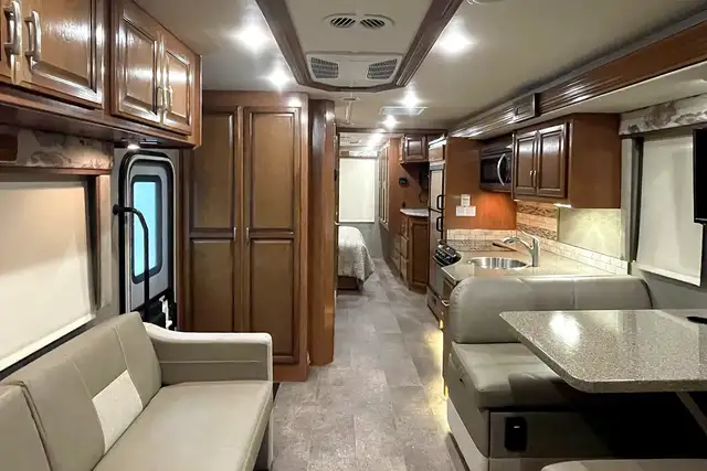 2018 Holiday Rambler Admiral 30U – Pre-Owned Class A Motorhome.  in RVs & Motorhomes in Red Deer - Image 19