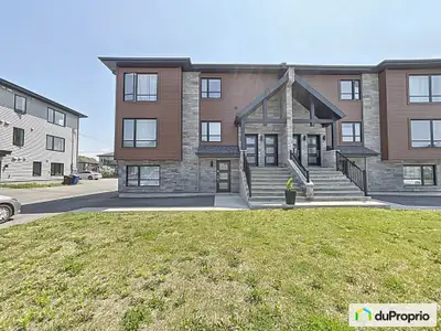 Triplex jumelés Construction 2019 Revenu annuel : 61 200$ Taxes municipales : 3 500 $ Taxes scolaire...