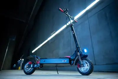 DESCRIPTION The Synergy City Elite 500 E-Scooter is equipped with a 500W electric motor, it can reac...