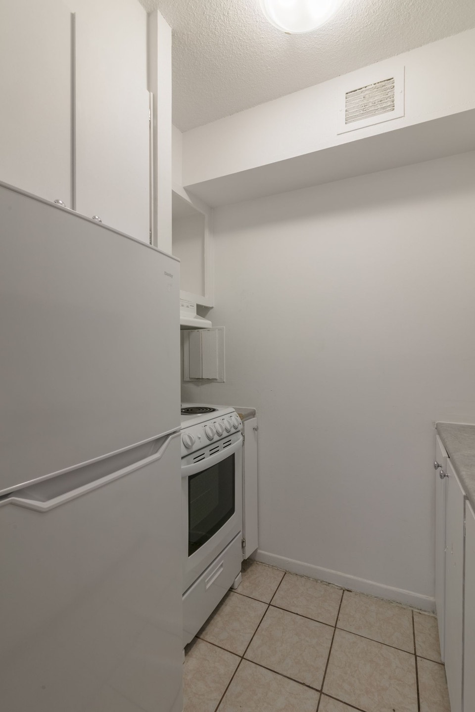 374 sqft studio apartment near Concordia - ID 325 3
