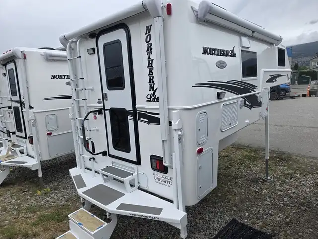 2026 Northern Lite Limited Edition 8-11EXLEDB Face-to-Face Dinet in Travel Trailers & Campers in Penticton - Image 5