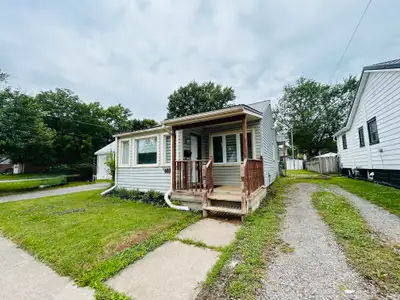 **RENOVATED** 2 Bedroom House in Niagara Falls!!