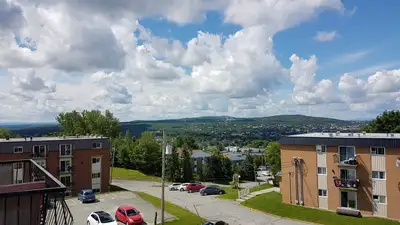 3 1/2 --- Situé près du Cégep de Sherbrooke et du CHUS (215, 18e Avenue) Immeuble de 31 logements; I...