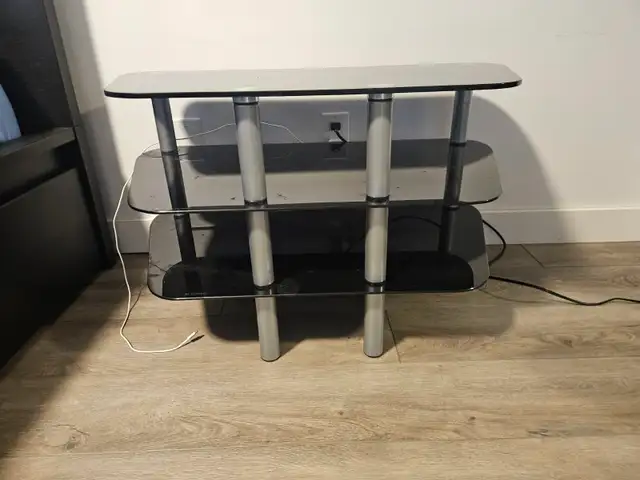 Petite table/meuble en vitre in Coffee Tables in Longueuil / South Shore - Image 2