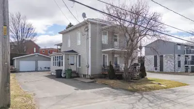 Quadruplex situé à Princeville, offrant un excellent potentiel d'investissement. L'immeuble comprend...
