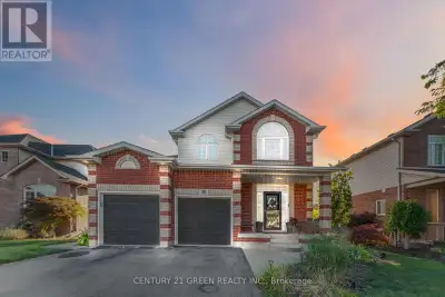 39 Honey Locust Cir is a lovely home located in a family-friendly neighbourhood, offering over 3,200...