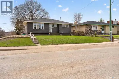 Located in the Palliser area, this 1,020 sq. ft. bungalow offers 4 bedrooms and 2 full bathrooms acr...