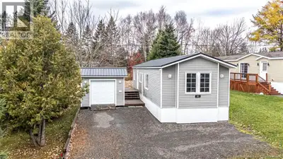 Welcome to this well-kept mini home in the Hanwell Park, ideally located beside Kingswood Golf Cours...