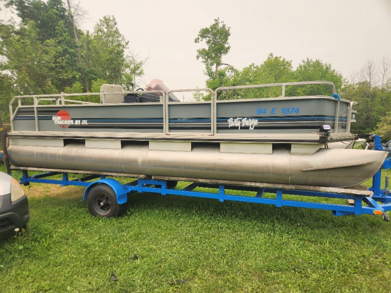Turn key 21 foot Pontoon, motor and trailer package Powerboats