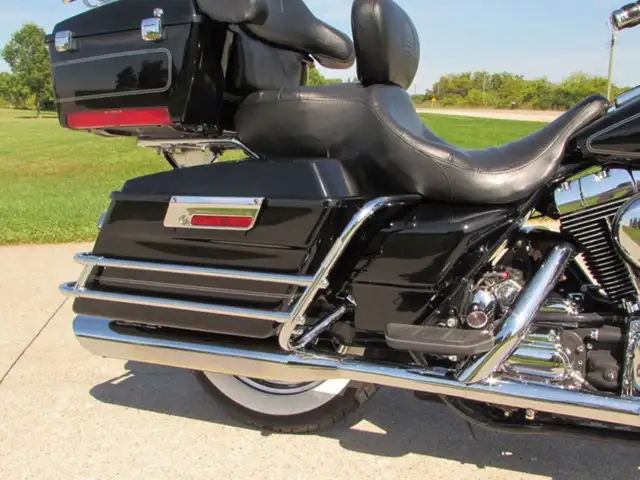 2005 Harley-Davidson FLHTC Electra Glide Classic in Sport Touring in Leamington - Image 11