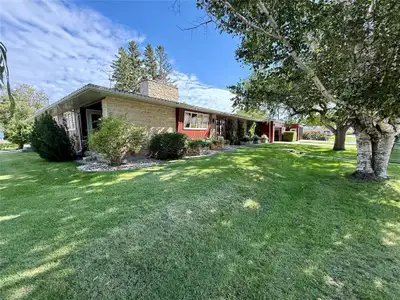 R39//Somerset/This spacious 2200+ sq ft bungalow with a full basement sits on a generous 100 x 200 l...