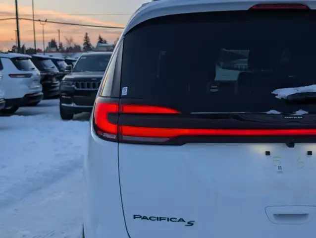 2026 Chrysler Pacifica Select in Cars & Trucks in Edmonton - Image 14