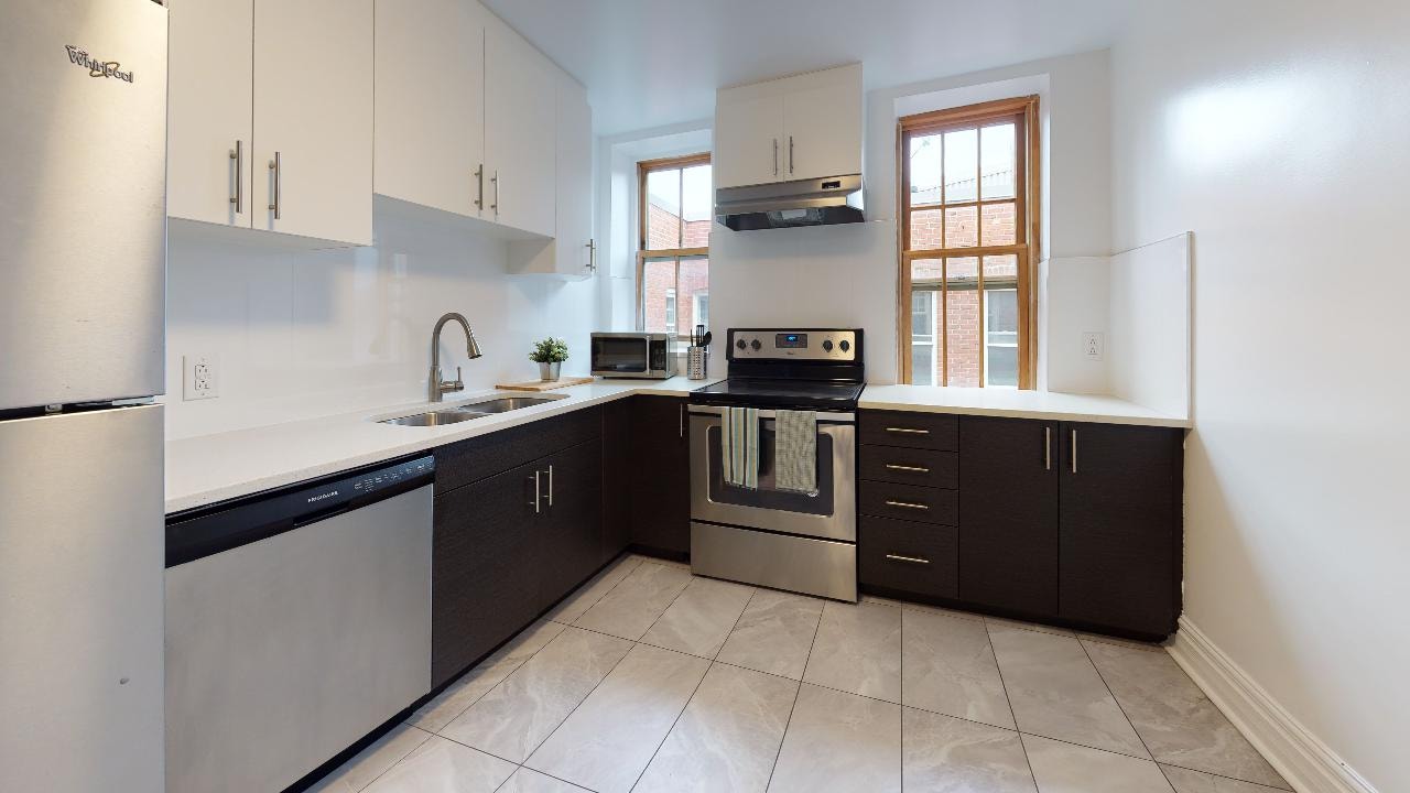 4560 Sainte-Catherine Street W — photo 2