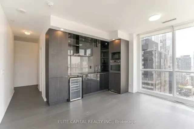 Bay Street Corridor Condo: 2 Bedrooms + Parking! in Condos for Sale in City of Toronto - Image 2