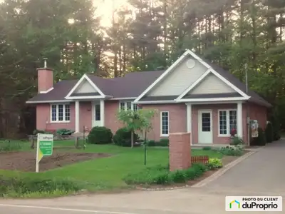 Chaleureuse propriété de 3 chambres dans un secteur convoité pour y avoir son petit commerce à la ma...