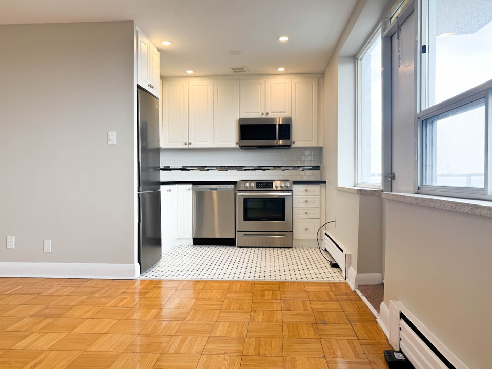 Parkdale Bachelor Apartment for Rent - 90 Jameson Avenue 3