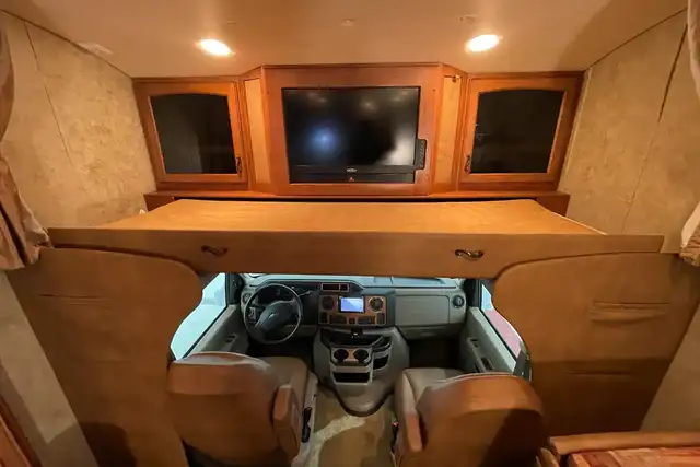 2010 Jayco Greyhawk 31GS - Pre-Owned Class C Motorhome in RVs & Motorhomes in Red Deer - Image 35