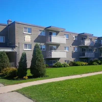 1 Bedroom Suite - Semi Basement Now Available! -$1400/Month + Hydro -Heat and Water Included -Parkin...