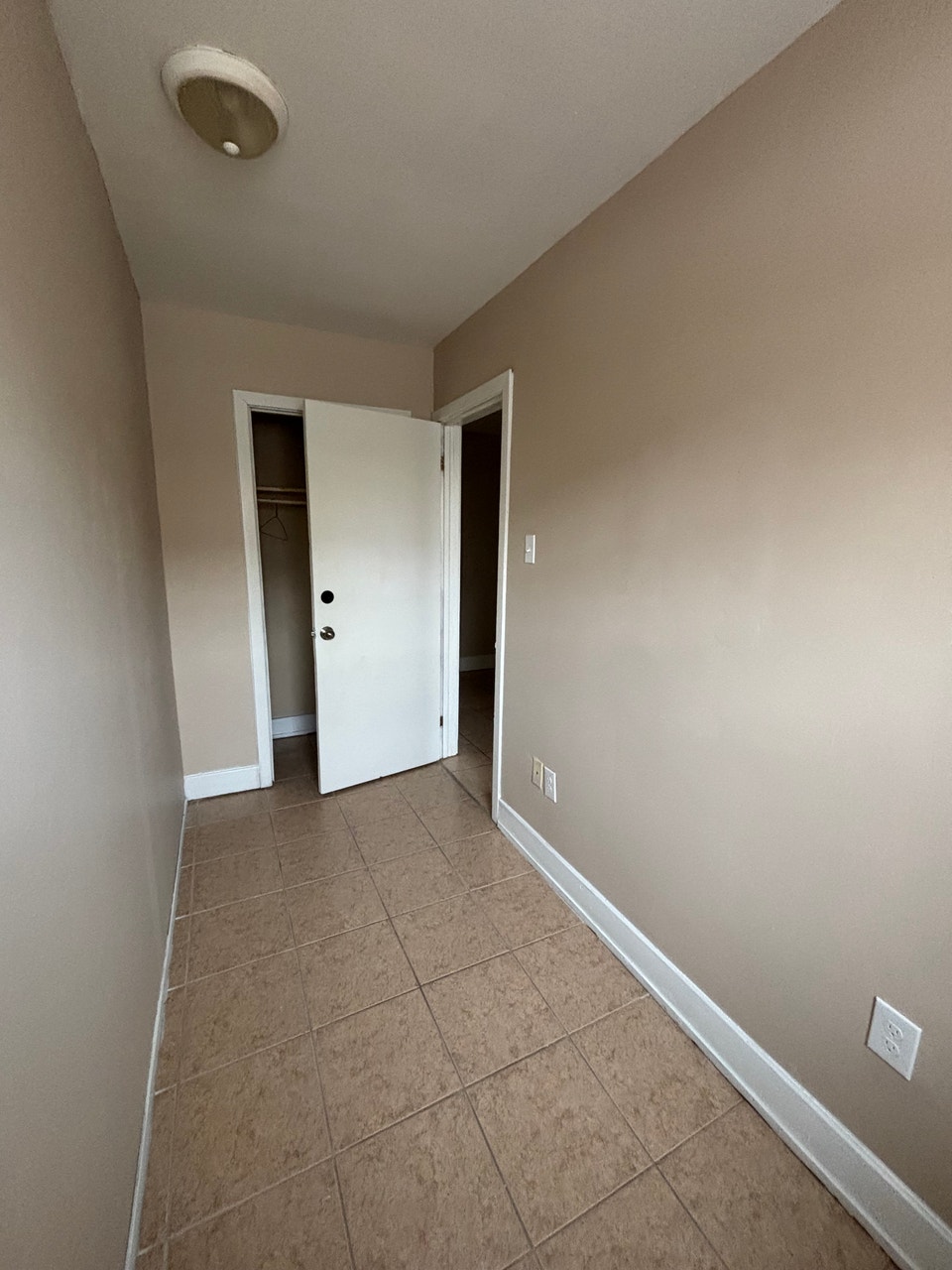 All util incl, close 2 hospital & shopping! Laundry on site @515 3