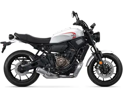 2025 YAMAHA XSR700 YAMAHA XSR700 2025 Voici la XSR700 inspirée de la MT-07 tant prisée. Cette XSR al...