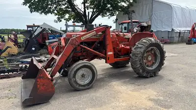 tracteur allis chalmer D15 ,1968, moteur 4 cyl. gaz de 40 hp démarre au 1/4 de tours et comme hiver,...