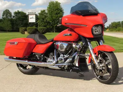 Wow, Wow! ONLY 490 KM - Factory Warranty till 2028 This Gorgeous 2026 Street Glide looks and rides G...