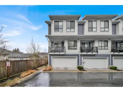 Welcome to this luxurious, open concept 4-Bed, 4-Bath townhouse in Oackcrest. The main level feature...