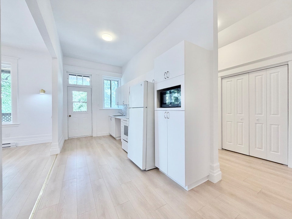 Very spacious 2 bedrooms located in front of Villa-Maria Metro 5