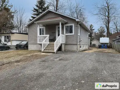 Duplex à vendre Opportunité rare près de l'autoroute 640 Voici une occasion à ne pas manquer dans un...