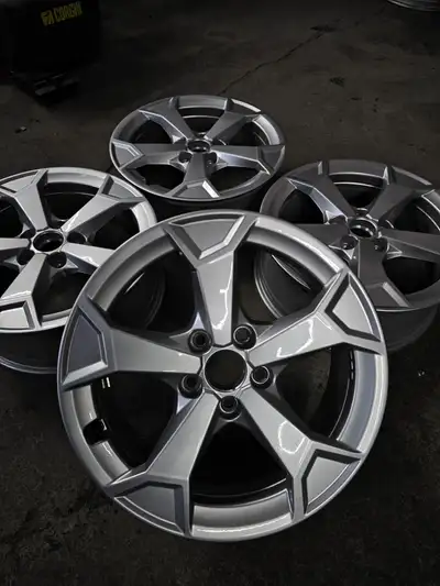 Very clean set of original Audi Q3 wheels. 17x6.5 Offset: 38 Bolt pattern: 5x112 Centerbore: 57.1