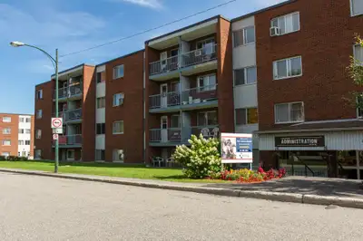 Bienvenue à la 40-45-50-55 Place Charles-Albanel LOYER À partir de 1 249,00$ par mois. Inclus le Cha...