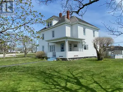 Charming Century Home with Harbour Views in West Pubnico 4 Bedrooms | 1.5 Baths | 1,900+ sq. Ft. Ste...
