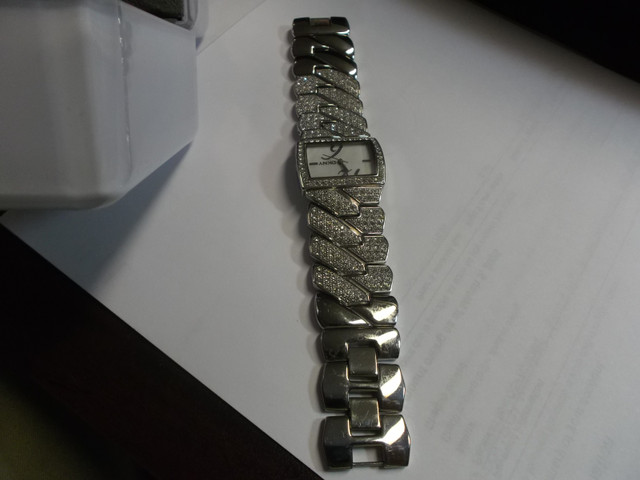 LADIES BEAUTIFUL DKNY  DIAMOND STUDDED  WATCH NEW in Jewellery & Watches in Belleville - Image 4