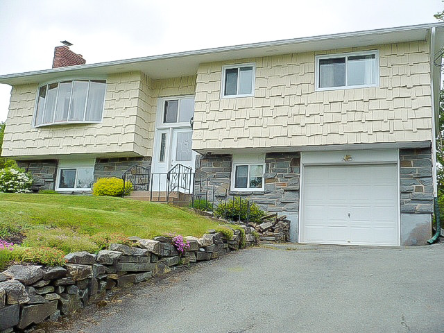 LAKE ECHO - BEAUTIFUL 3 + 1 BED 1 BATH HOME + ATTACHED GARAGE! in Long Term Rentals in Dartmouth