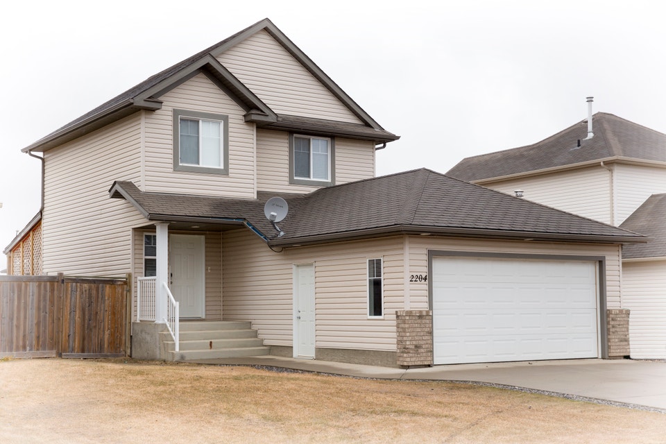 *Lakeside Home with Double Car Garage & Fenced Yard!* Long Term