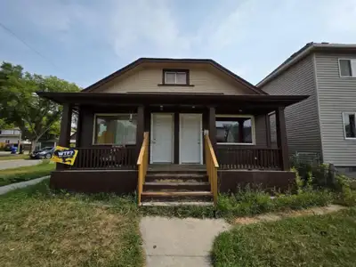 4A//Winnipeg/Welcome to 525 Redwood ave, This profitable duplex EARNING upwards of $2000 GROSS (Tena...