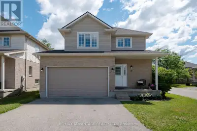 This beautiful corner unit in a vacant land condominium in North West London offers a fantastic loca...