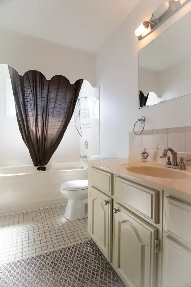 11 Fitzgerald Ave. 5 Bed 2 Bath Downtown Fenced yard in Long Term Rentals in Fort McMurray - Image 9