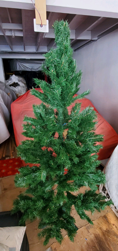 Christmas Tree  6 feet high in Other in City of Toronto