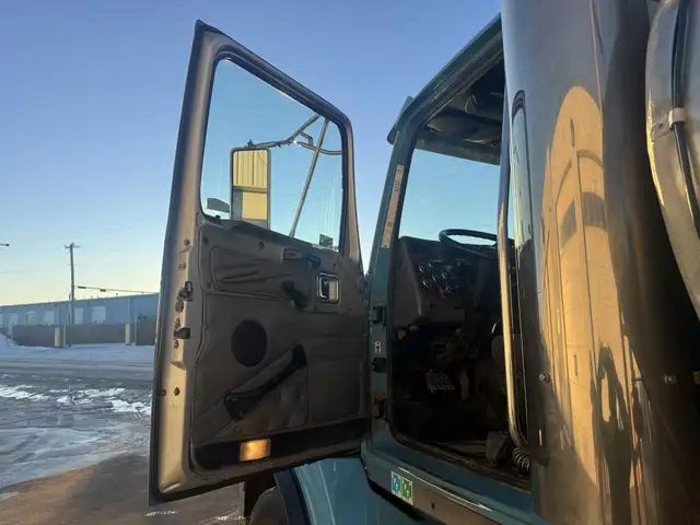 2003 WESTERN STAR 4900 in Heavy Trucks in Saskatoon - Image 17