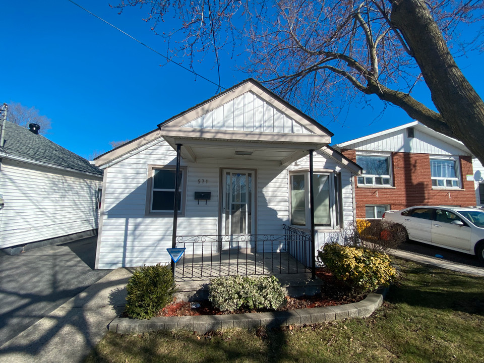 571 MacDonnell St - 3 bedroom with A/C - Available now! in Long Term Rentals in Kingston