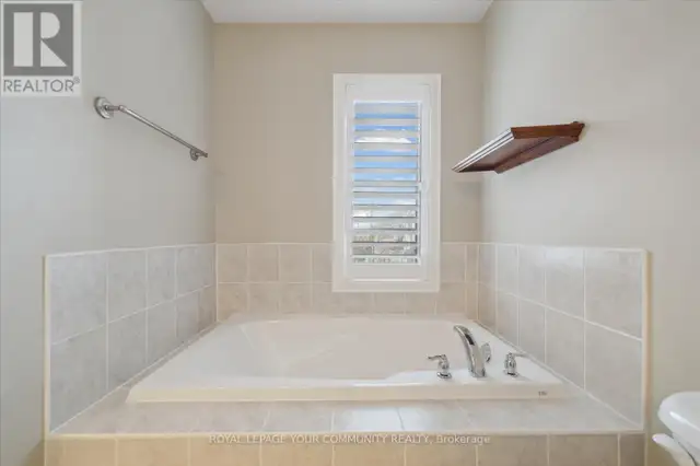 118 CHAPMAN COURT Aurora (Aurora Grove), Ontario in Houses for Sale in Markham / York Region - Image 33