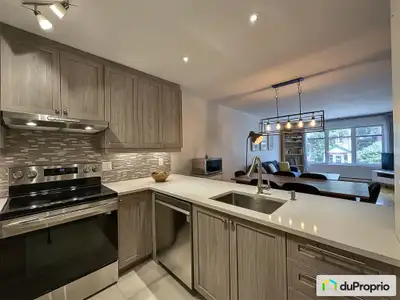 Condo spacieux au coeur du plateau Mont-Royal. Nouvelle toiture. Bon fonds de prévoyance. Situé dans...