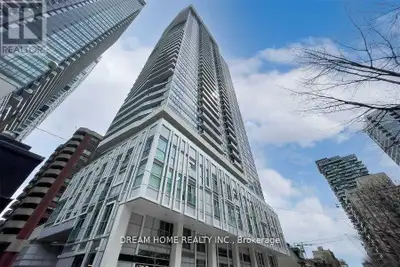 Welcome to MAX Condos exceptional 1+Den corner unit with 630 sqft of functional living space in the...